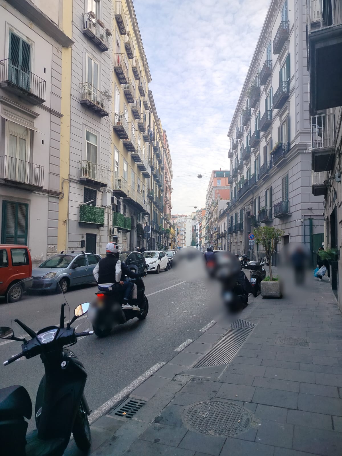 Box auto 40 mq fronte strada con ampio spazio deposito — foto 2